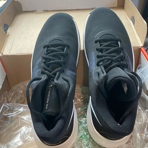 Boys/Mens Nike basketball sneakers